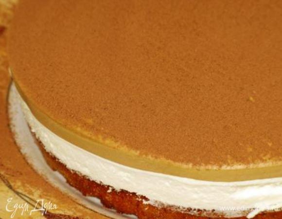 Выкладываем кофейный мусс на сливочный и отправляем в холодильник на ночь. Можно нанести узор вилкой. У меня не очень получилось - я прозевала момент и мусс уже схватился. Достаем торт из формы и присыпаем по желанию какао. Кстати, о форме. Можно использовать разъемную. У меня была силиконовая и все отлично извлеклось абсолютно без потерь. Приятного аппетита! P.S.: Форма у меня 22 см в диаметре