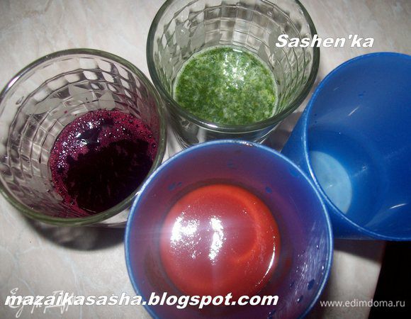 Начинаем с того, что готовим овощные соки. 1. Томатный сок можно взять покупной, а можно и развести в 100 мл. Воды 2 ст. л. томатной пасты (я как всегда использую томатную пасту Помидорка) Жидкость получится достаточно густая и объемом чуть больше 110 мл, но это не страшно, это пойдет только на пользу хлебу. 2. Сок из шпината. я разморозила 5 кубиков шпината и измельчила в блендере и использовала кашицу целиком, а не отжимала сок. Если Вы возьмете чистый сок, то цвет в хлебе будет не насыщеным. 3. Свекольный сок. Можете добыть сок из свеклы с помощью соковыжималки, но если у Вас так же как у меня нет соковыжималки, то можно почистить и натереть всежую свеклу на мелкой терке и затем отжить сок через марлю. 4. Простая вода