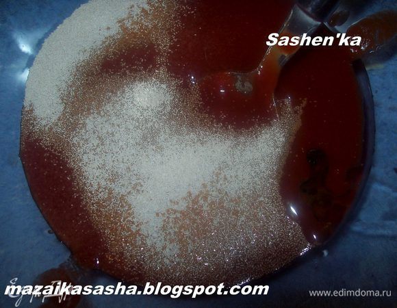 Переливаем сок и воду по разным мискам, в которых мы будем замешивать тесто и ставить его подходить. Тесто увеличится в 2 раза, так что миски должны быть подходящие. В каждую миску с соком или водой добавляем 1\2 ст. л. растительного масла, 2\3 ч. л. сухих дрожжей, 1 ст. л. сахара (можете не добавлять) щепотка соли