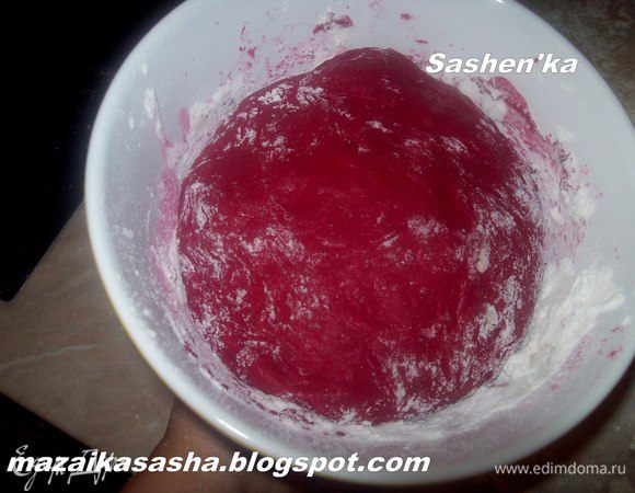 Дабавляем стакан муки и вымешиваем однородное тесто, оно не должно быть липким, так что муку если надо добавляйте. 