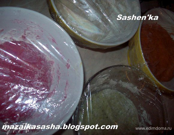 Накрываем миски с тестом пленкой и оставляем на 40 минут -1 час , что бы тесто подошло. как я уже говорила тесто увеличится в 2 раза.