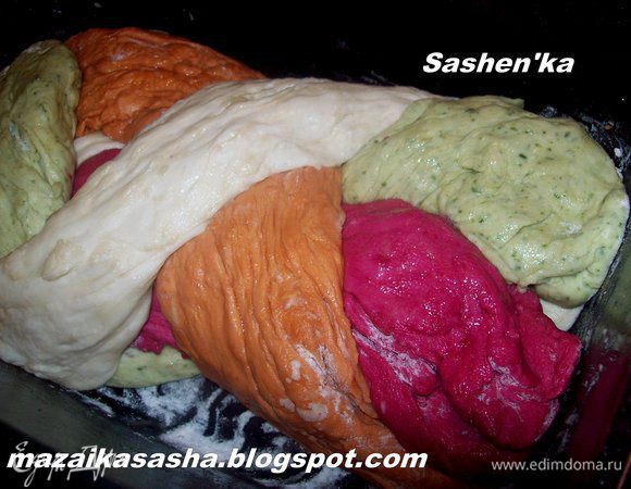 Форму для выпекания (я пекла в стеклянной утятнице)смазываем растительным маслом и присыпаем мукой. Каждую порцию теста вымешиваем еще пару минут. Смазываем руки растительным маслом и фармируем из теста колбаску.Укладываем тесто в форму так как вам подсказывает ваша фантазия.)