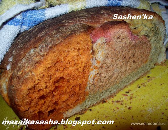 P.S. А вот  такой цвет будет у Вашего хлеба если Вы полентяйничаете сделать концентрированную овощную основу или разбавите сок водой.)На вкусе хлеба это конечно не скажется, а вот внешний вид сами видите.))) в этот вариант я добавляла сахар.)