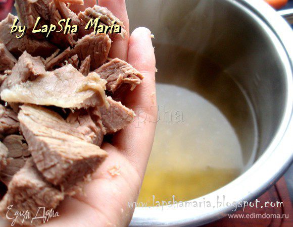 Сразу можно опустить и отварное мясо, на котором делался бульон. 