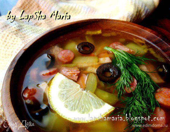 Огурчики нарежем тонкими полосками, или полукольцами, тоже добавим в бульон и проварим все вместе минут 10-15. Проверьте готовность картофеля и достаточно ли соли. Оставьте суп настояться в течении часа. В каждую тарелку добавьте порезанные кольцами оливки, ломтики лимона, порезанные на дольки или четвертинки и мелко рубленный укроп. Оливки не принято добавлять в бульон, потому что поварившись они потеряют свой насыщенный и пикантный вкус. И обязательно ложечку свежей сметанки. Приятного аппетита!