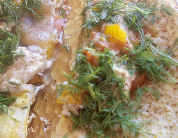 лук мелко нарезать и выложить на разогретую сковороду с оливковым маслом.Помидоры очистить от кожуры нарезать кубиками и добавить к луку.перчик тоже нарезать кубиками и выложить к луку и помидорам.накрыть крышкой и жарить пока перчик не станет мягким.Затем брынзу покрошить и добавить в сковороду,заливаем яйцами,перчим(если надо солим,я не солила т.к.фета соленая)накрываем крышкой и готовим пока яйца не дойдут до готовности.Посыпаеп петрушкой!Вот такой вот завтрак!Приятного аппетита.