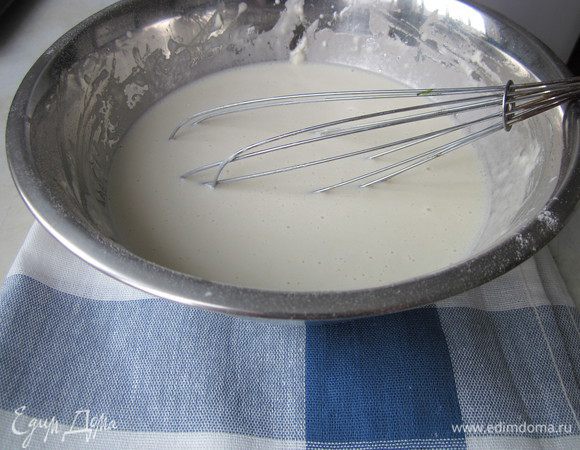 Смешайте все жидкие ингредиенты, добавьте муку и соду. Взбейте смесь венчиком.