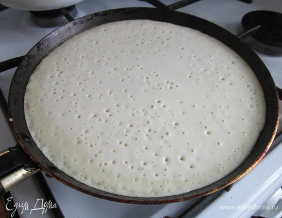 Блинную сковороду хорошо разогрейте, смажьте маслом и выпекайте блины.