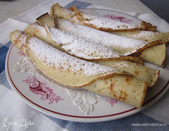 Сверните блины в трубочку и посыпьте сахарной пудрой. Приятного аппетита!