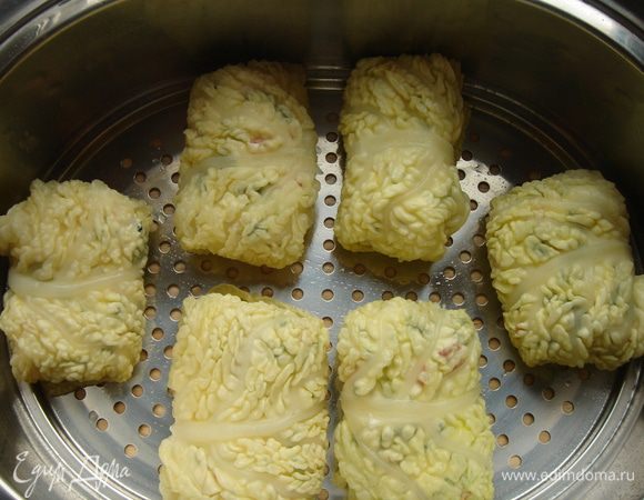 Выложить начинку на капустные листы,свернуть голубцы и уложить их в чашу пароварки и готовить около 30 минут.Для соуса смешать все ингредиенты в блендере.Голубцы хороши как горячими,так и холодными.Приятного аппетита!