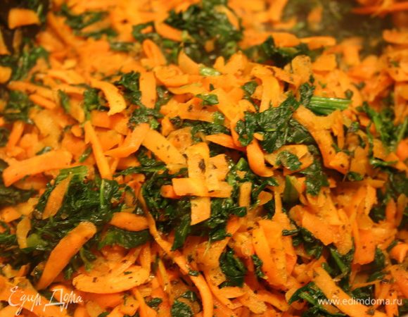 Все свежемороженые овощи разморозить. Чистим морковочку и натираем. Чистим корень сельдерея и нарезаем кубиками. На разогретую сковороду выливаем масло, высыпаем морковку, солим не большим количеством соли, прижариваем 3-5 минут до мягкости. Добавляем шпинат, накрываем крышкой и тушим на огне чуть выше среднего 4 минуты.