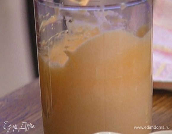 Желтки с сахарной пудрой взбить в светлую массу.