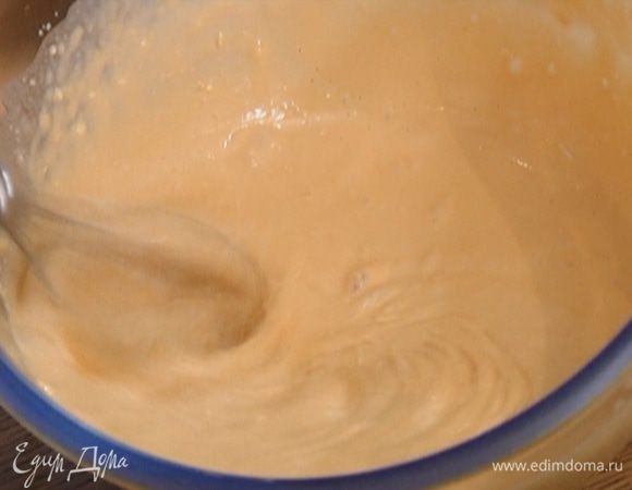 Добавить маскарпоне и ликер, вымешать лопаткой и взбить миксером на маленькой скорости до однородного состояния.