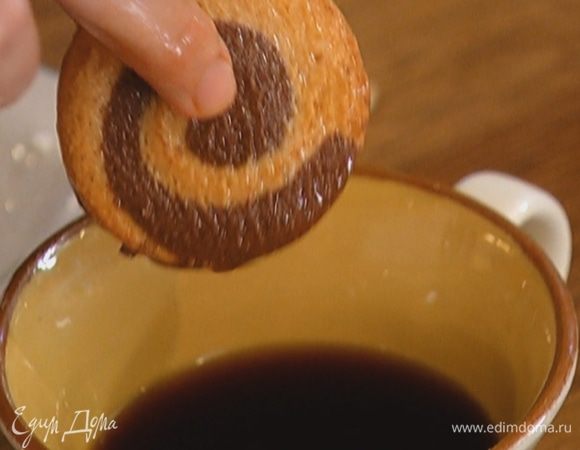 Сварить 100 мл крепкого кофе, затем остудить и слегка пропитать в нем печенье (немного оставить непропитанным).