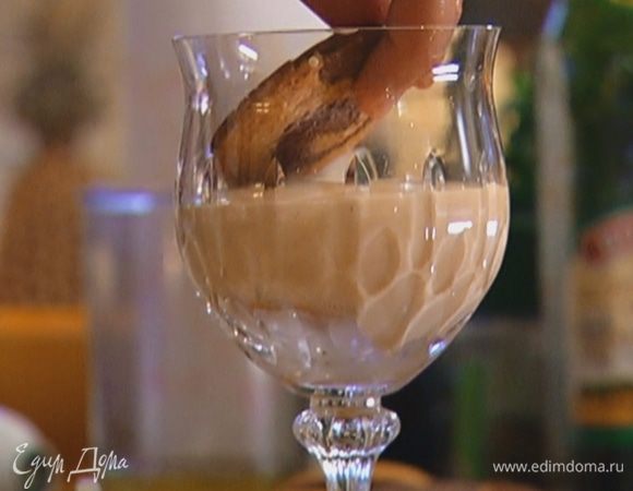 Пропитанное печенье и крем выложить слоями в прозрачные бокалы.