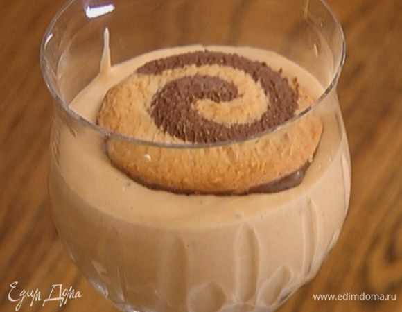 Сверху положить непропитанное печенье. Десерт можно подавать сразу или остудить в холодильнике.