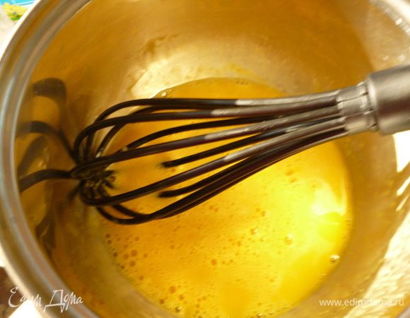 Яйца взбить с щепоткой соли.