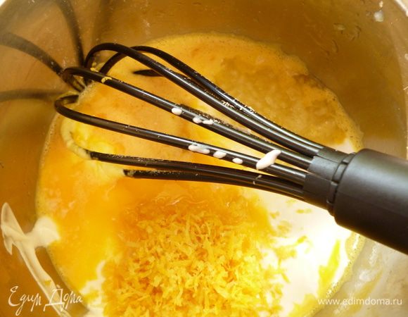 Цедру лимона натереть на мелкой терке,мякоть лимона натереть на крупной терке,добавить к яичной смеси.Затем добавить сметану,слегка остывшее масло,ванилин,коньяк.Хорошо перемешать венчиком.