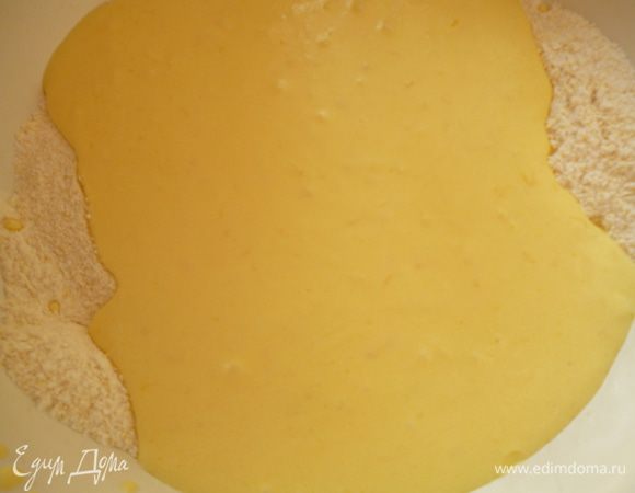 Добавить жидкую смесь к мучной и хорошо перемешать до однородной массы.