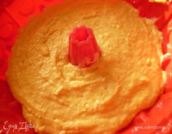 Выливаем тесто в форму и выпекаем при 160-170градусах 30-35минут(до сухой спички).Готовый кекс накрыть салфеткой и дать ему остыть.Украсить по вашему усмотрению.Можно посыпать сахарной пудрой,можно сварить глазурь.Я просто растопила с небольшим количеством сливок 100граммовую шоколадку(с орехами)и полила кекс.Приятного вам чаепития!