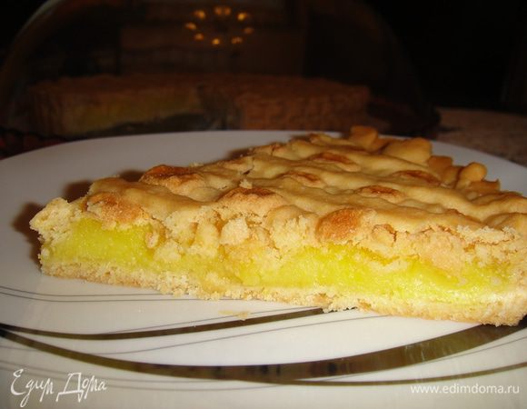 Раскатать 2\3 теста и выложить в форму, вылить крем и оформить оставшимся тестом. Я делала классические ленты, можно также вырезать фигурки любой формы и разложить по верху.В горячую духовку 170 градусов на 30 мин.