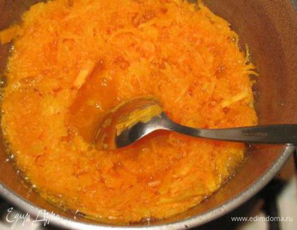 Тыкву можно натереть на мелкой терке (это для ярых ее любителей), запечь в духовке или натертую тушить с сахаром 1-2 минуты. 
Тогда я тушила, сейчас стала запекать вкус от этого не слишком меняется.