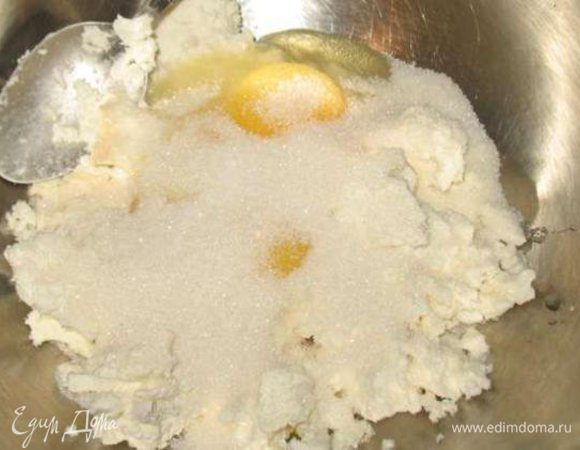 Пока готовится тыква, соединяем творог с яйцами, сахаром, солью. Перемешиваем.