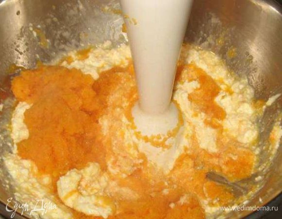 К творожной массе добавляем тыкву и взбиваем блендером.