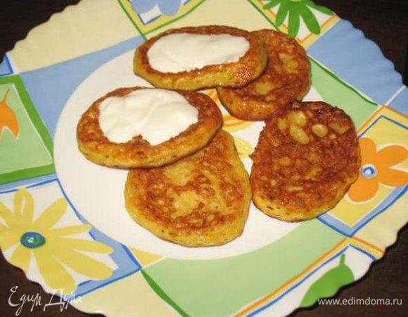 Обжарить с двух сторон на растительном масле.
Можно выложить на бумажное полотенце, чтобы убрать излишки жира. Добавить сметану и приятного аппетита.