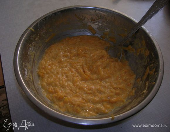 Делаем фарш. 
Тыкву натираем на крупной терке.
Добавляем натертую на мелкой терке картофелину. 
Вбиваем яйцо. 
Соль. 
Немного соды.
Перемешиваем. 
Добавляем муки столько, чтобы получился фарш как на оладьи