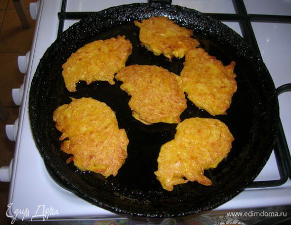 Готовим на подсолнечном масле( как оладьи или драники).
Блюдо готово. Можно полить сметаной.