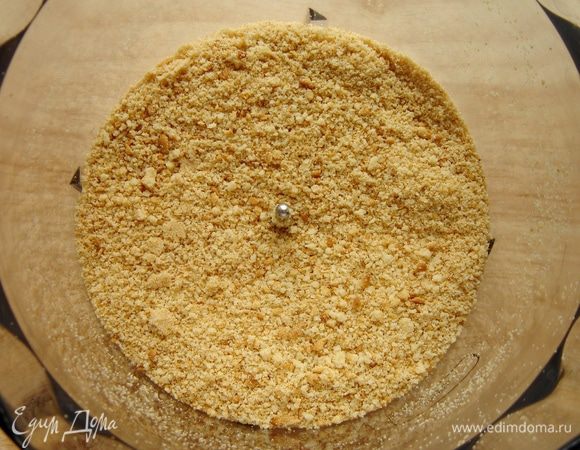 Измельчить печенье в блендере(мясорубке). Смешать с растопленным сливочным маслом.