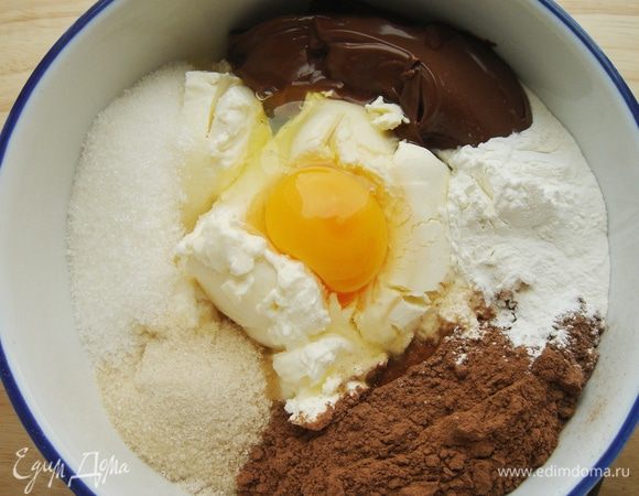 Для начинки смешать протёртый творог,сливочный сыр и весь сахар.Добавить Нутеллу,яйцо и ванильную эссенцию.Хорошо всё перемешать.В конце добавить какао и крахмал.