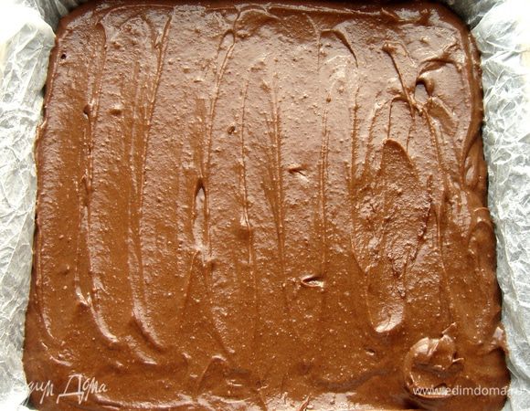 На охлаждённую основу выложить начинку.Разровнять и выпекать при 160-180*С около 35 минут.