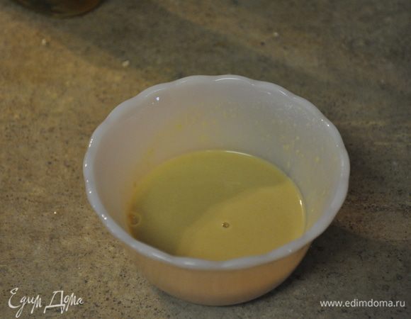 Молодой картофель сварить до готовности.В небольшом блюде смешать уксус и дижон.горчицу.