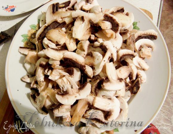 Грибы почистить. Мелкие грибы оставить целыми, крупные разрезать на несколько кусочков. 