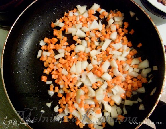 В ту же сковороду добавить еще масла и обжарить мелко нарезанный лук и морковь. Обжарить 5-7 минут, но не дать овощам покоричневеть. 