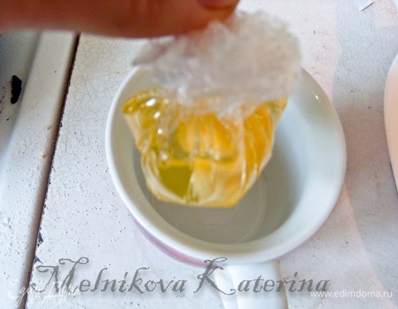 Завязать концы пищевой пленки в узелок, чтобы получился небольшой мешочек. 