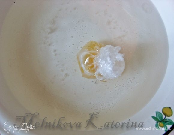 Опустить к кипящую воду и варить 4 минуты. Затем вынуть мешочек, развязать и вынуть яйцо (оно легко отделится от пленки, будет ровным и гладким)