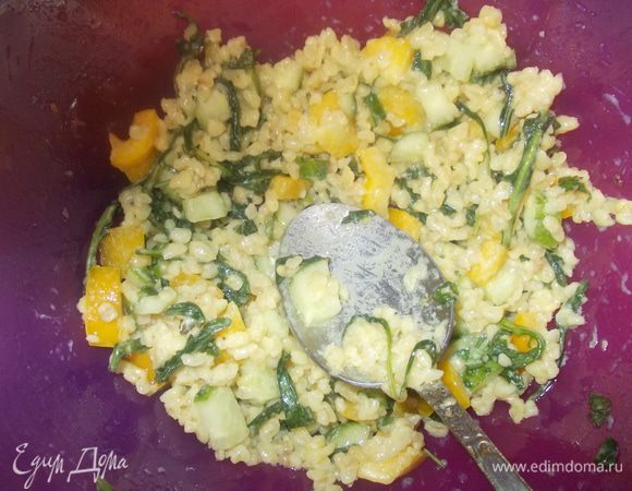 лук мелко покрошить и потушить в оливковом масле,добавить булгур перемешать и влить бульон и готовить на среднем огне,постоянно помешивая,минут через 10 влить сливки и готовить до готовности,выключить газ.дать немного постоять добавить тертый сыр  перемешать и дать остыть.Пока остывает булгур овощи измельчить,посолить и поперчить,цедру лимона натереть,сок отжать.выложить в салатник рукколу,овощи,булгур,сбрызнуть соком лимона и оливковым маслом.перемешать.Выложить на блюдо и посыпать цедрой лимона.