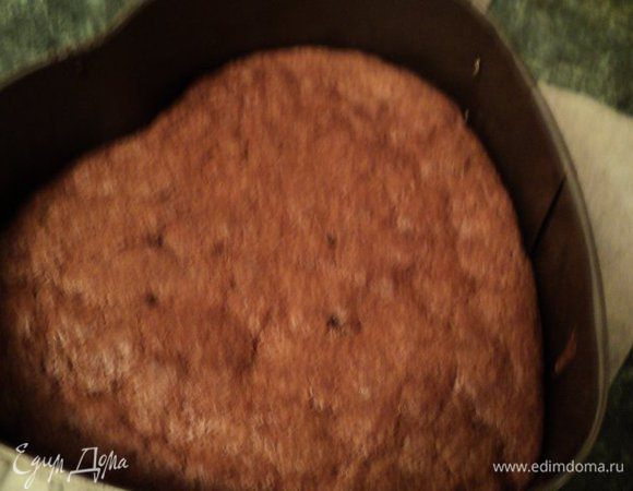  Выпекать при температуре 170 градусов 40мин.Готовый корж охладить, не вынимая из формы. 