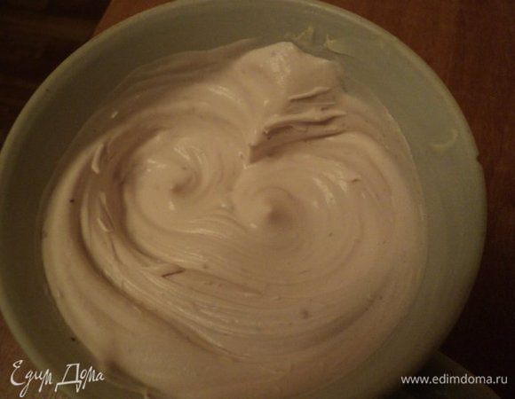 Желатин замочить в соке от консервированных абрикосов до набухания, затем распустить на небольшом огне ( не кипятить!). Сливки соединить с йогуртом и взбить  до устойчивых пиков, в конце  добавить распушенный желатин.                                                                     