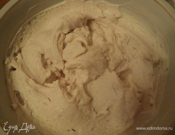 Сливочную массу в три приема добавить в протертый с сахаром творог.                            