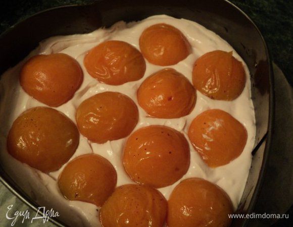 Быстро выложить часть творожной  массы на охлажденный корж, сверху уложить половинки абрикос.                                                                                                               