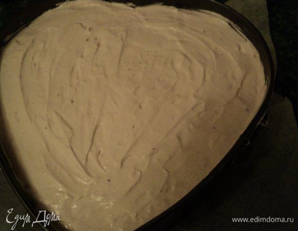 Выложить остальную творожную массу. Поставить в холодильник на 1 час.