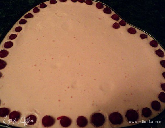 Белковую массу выложить на творожную массу, разровнять. По краю украсить ягодками смородины. Поставить в холодильник на 1 час.