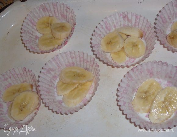 уложить из в формочки,присыпать корицей и мёдом