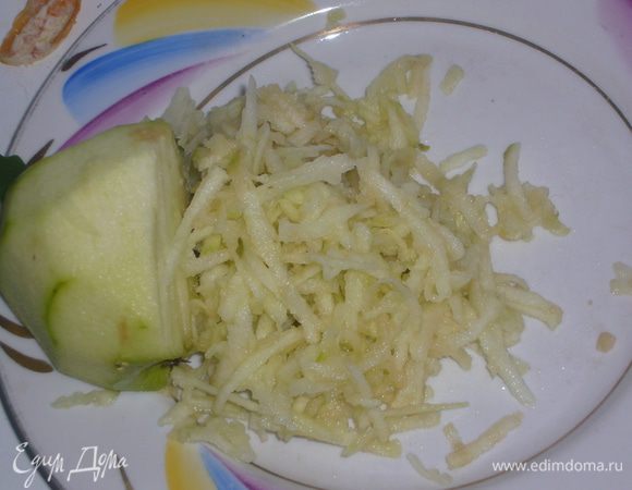натереть яблоко на крупной тёрке и уложить поверх банана