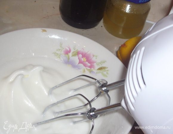 взбить хорошенько белок,постепенно добавляя сахар.Белок,уложить сверху,ложкой