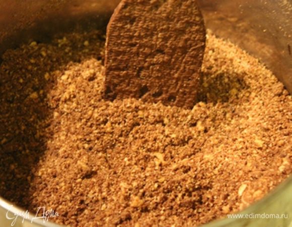 Шоколадное печенье превратить в крошку. Влить растопленное сливочное масло. 
